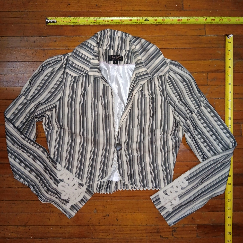 Lia Kes cropped blazer